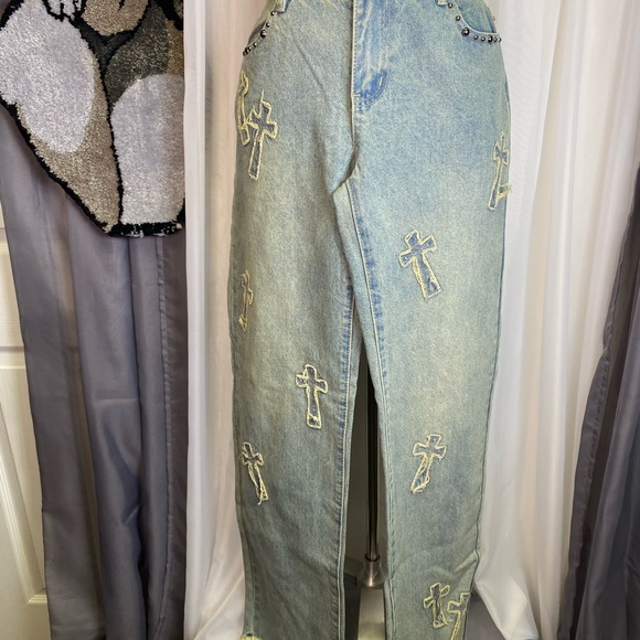 Austin Landing jeans with cross patches.Stud trimmed pockets. Raw hemmed. - Picture 10 of 11